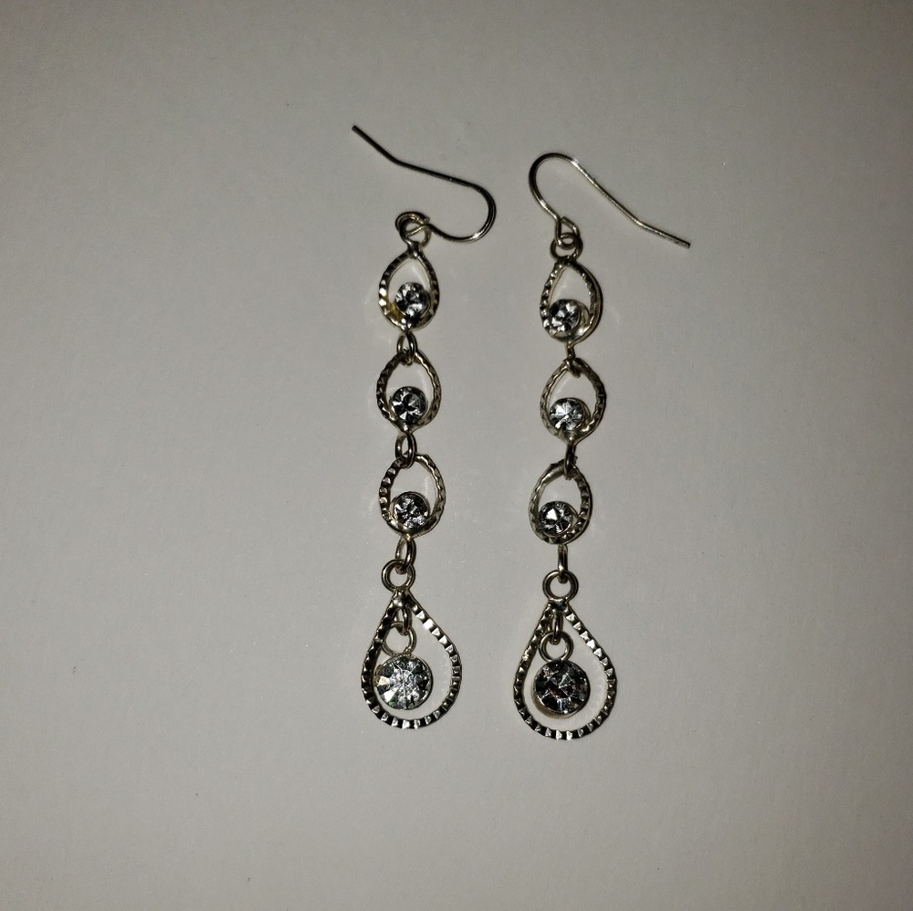 🌻 Silver Dangle Earrings